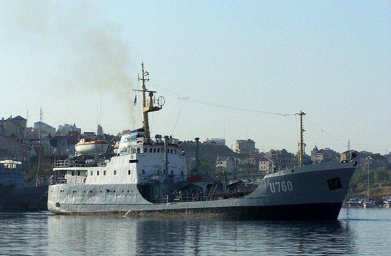 Antigo navio-tanque da marinha ucraniana afundou no porto de Ochakovo