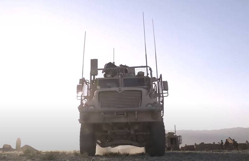 The network mocked the stalled armored car of the US Army, trying to prevent the patrol of the Russian Armed Forces in Syria