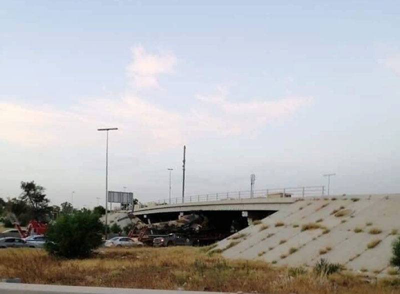 Der Mi-35-Hubschrauber steckte unter einer Brücke fest, als er versuchte, von PNS-Truppen in Libyen transportiert zu werden