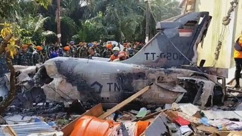 L'aeronautica militare dell'Indonesia si schianta contro la zona residenziale