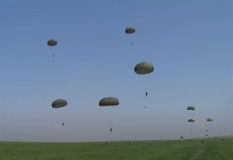 “Two jumped, one stayed”: frames with a parachutist caught on a jump are presented