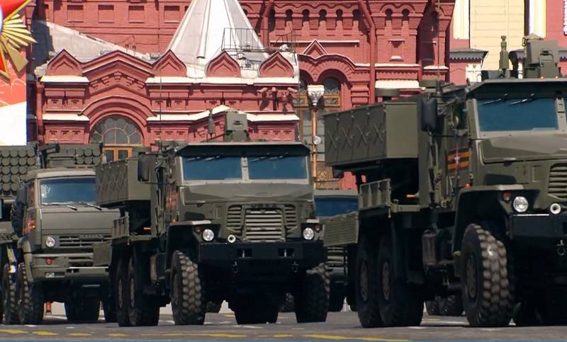 No desfile em Moscou, pela primeira vez, mostrou 24 amostras de novos equipamentos militares