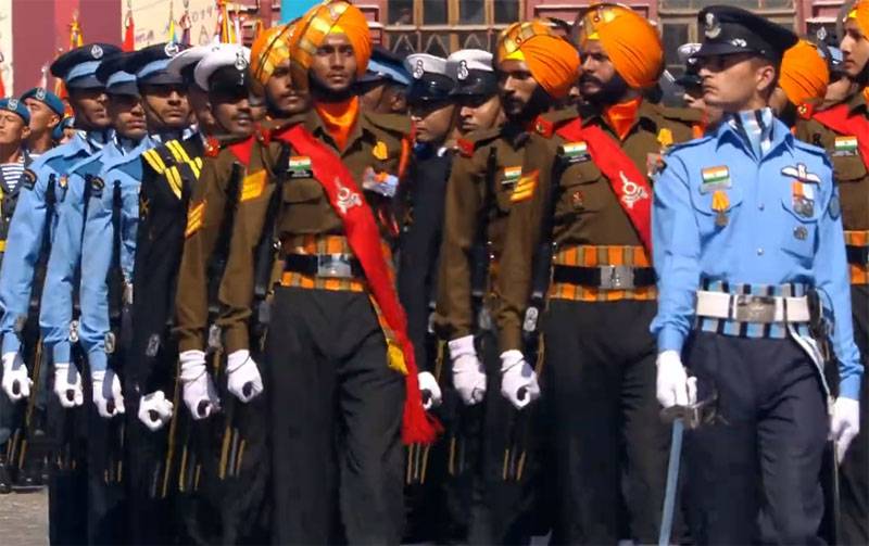 “Melhor marchar do que lutar”: militares indianos e chineses reagiram à Índia no desfile da vitória