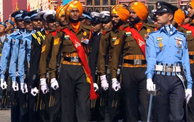 "Meglio marciare che combattere": i militari indiani e cinesi hanno reagito all'India nella Victory Parade