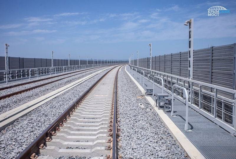 Aujourd'hui, le mouvement des trains de marchandises sur le pont de Crimée s'ouvre