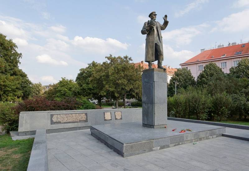 コネフの記念碑とチベットの旗の解体 プラハ市長がロシアや中国と喧嘩をした様子