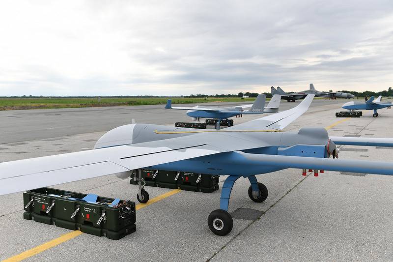 Η Σερβία παρουσιάζει drones CH-92A που αγοράστηκαν από την Κίνα
