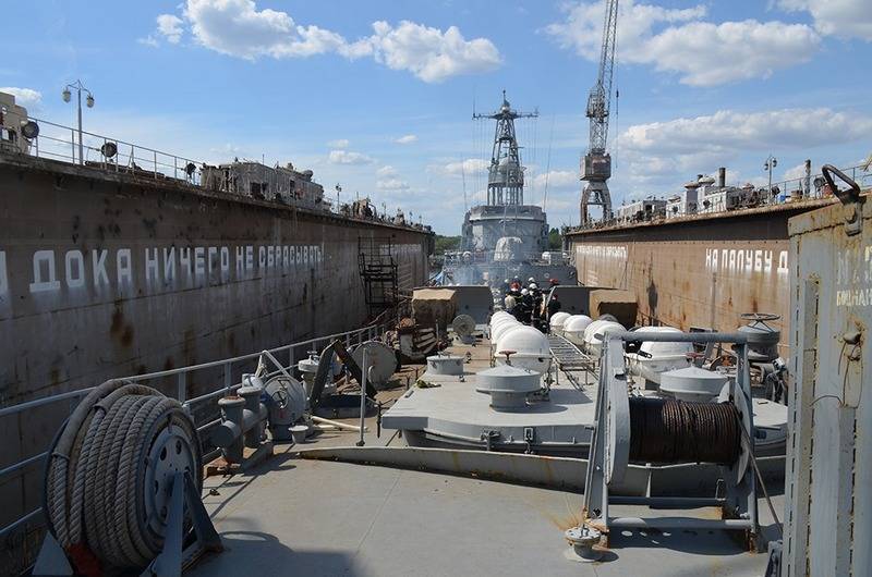 На единственном десантном корабле ВМС Украины произошёл пожар