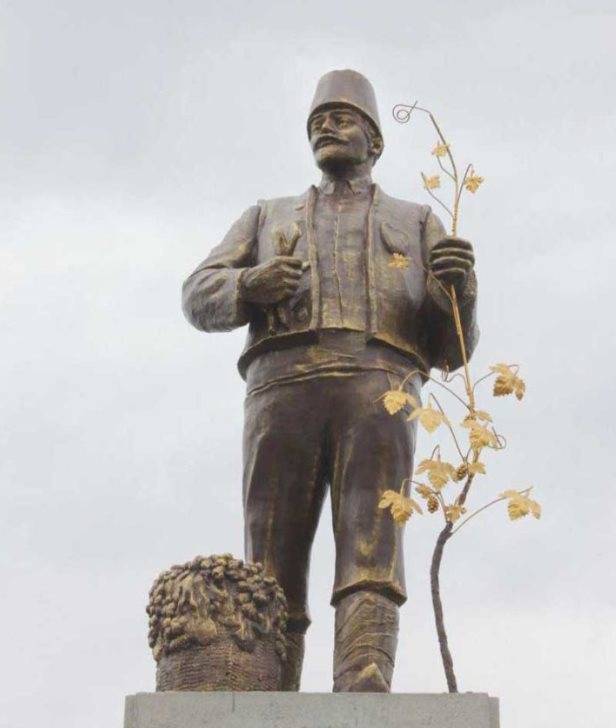 Decommunization: near Odessa, the Lenin monument was transformed into a statue of Bulgarian migrant