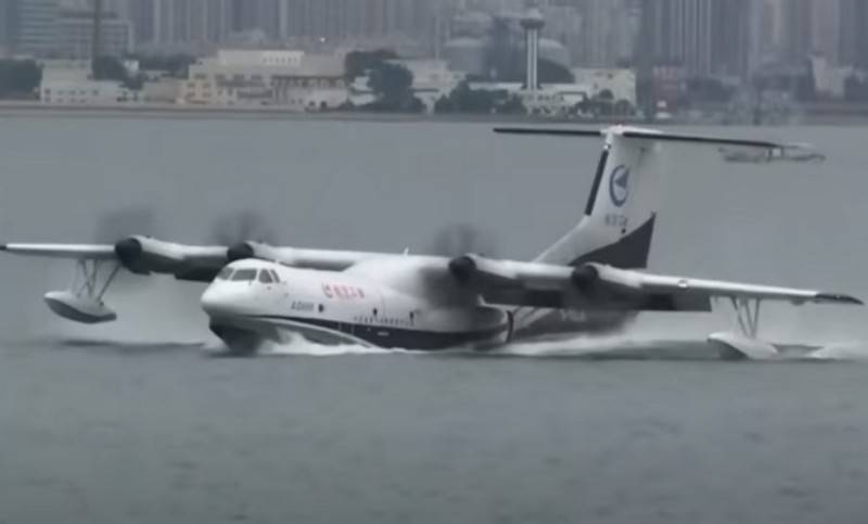 Avión anfibio chino AG600 despegó por primera vez desde la superficie del mar