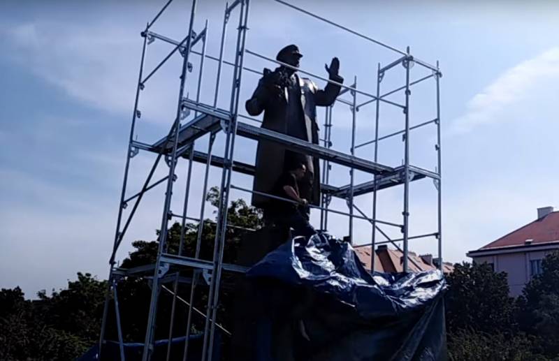 Снос памятника маршалу Коневу в Праге: достойной реакции так и не последовало