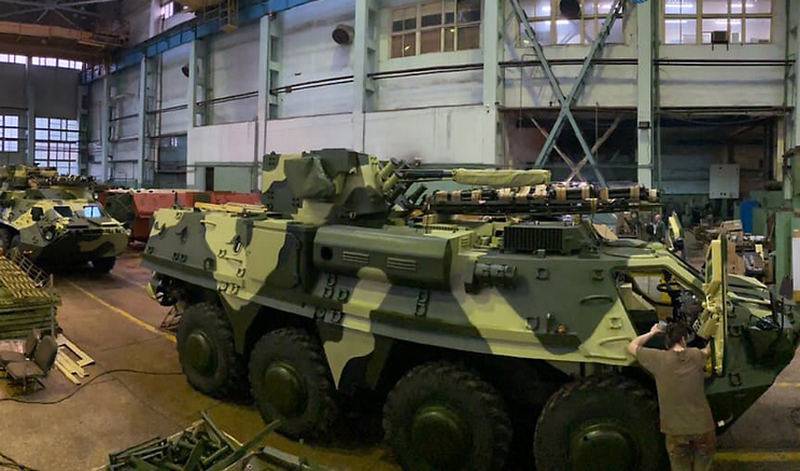 Las Fuerzas Armadas de Ucrania continúan recibiendo vehículos blindados BTR-4 de acero de baja calidad.