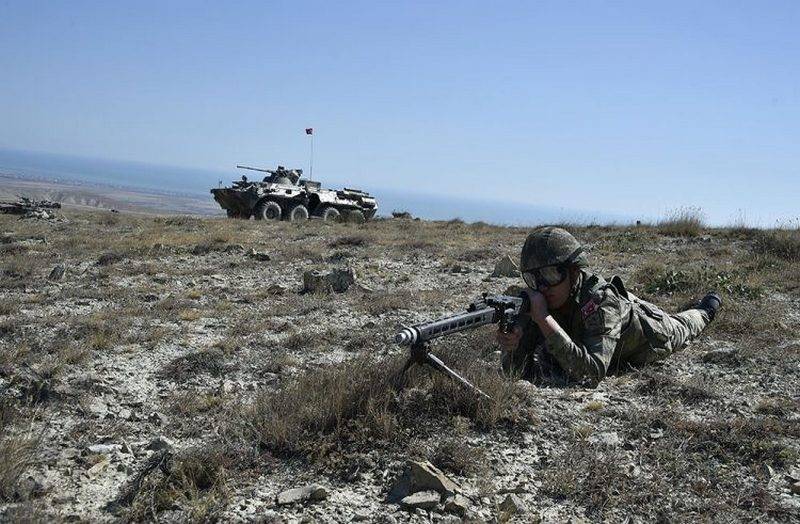 T-90 con la bandera turca: los militares en Azerbaiyán posan en el contexto de los tanques rusos