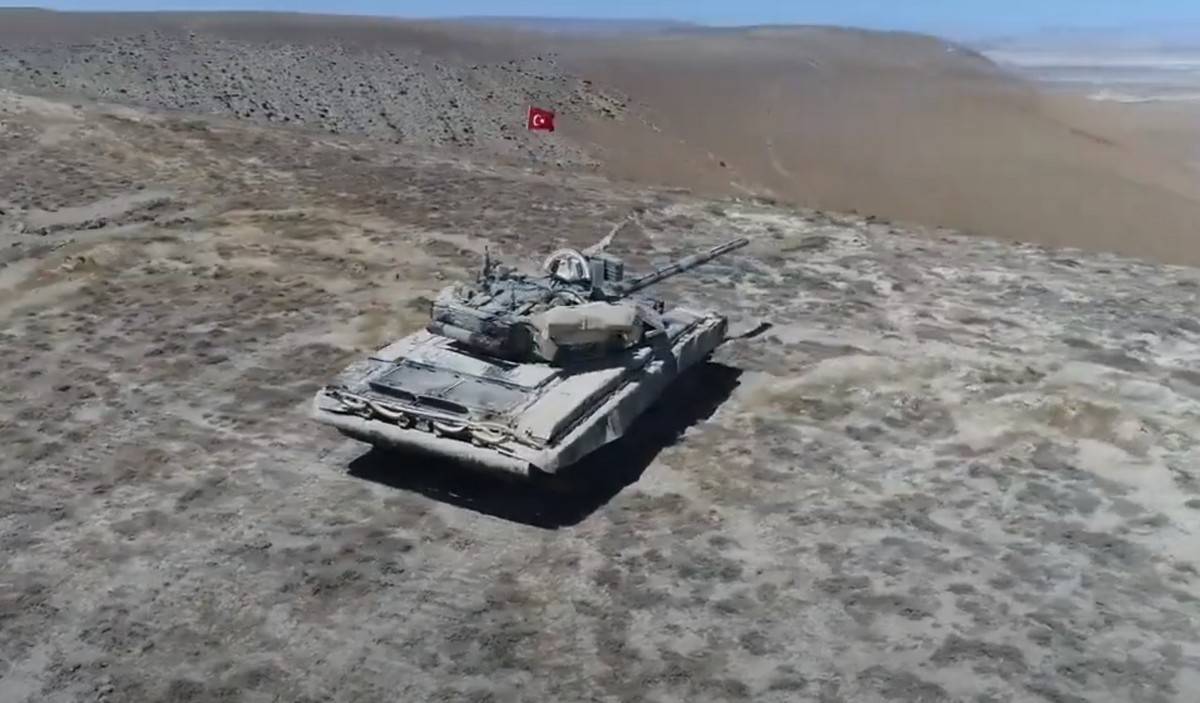Porn Azeri Military - T-90 with the Turkish flag: the military in Azerbaijan pose against the  background of Russian tanks