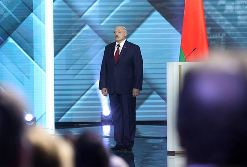 De uma entrevista com Lukashenka: "Eu posso levar um tiro, mas não vou correr a lugar nenhum"