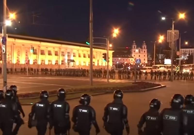 The Ministry of Internal Affairs of Belarus explains the use of service weapons by the police against the protesters