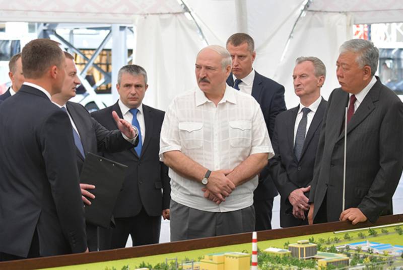 Lukashenka named Russians among those who “cross themselves” in case of strikes at Belarusian enterprises