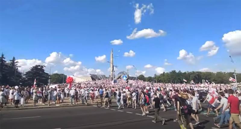 영어로 된 백적색 깃발과 포스터 : Lukashenka 반대자들의 대규모 집회가 민스크에서 시작되었습니다.