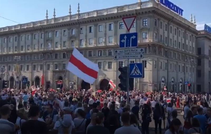 "Marche pour la paix et l'indépendance": des dizaines de milliers de manifestants se sont de nouveau réunis pour un rassemblement à Minsk