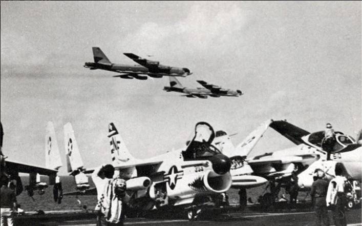 Amerikanische Bomber gegen sowjetische Flugzeugträger
