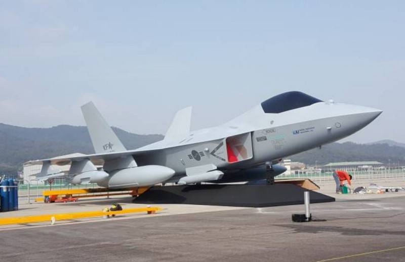 한국에서는 KF-X 전투기의 시제 XNUMX차 시제품 제작 시기라고 한다.