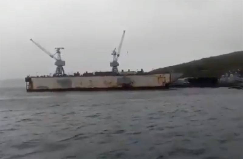 Typhoon arrancó el muelle flotante de los fondeaderos en Primorye y lo envió a los barcos de la Flota del Pacífico.