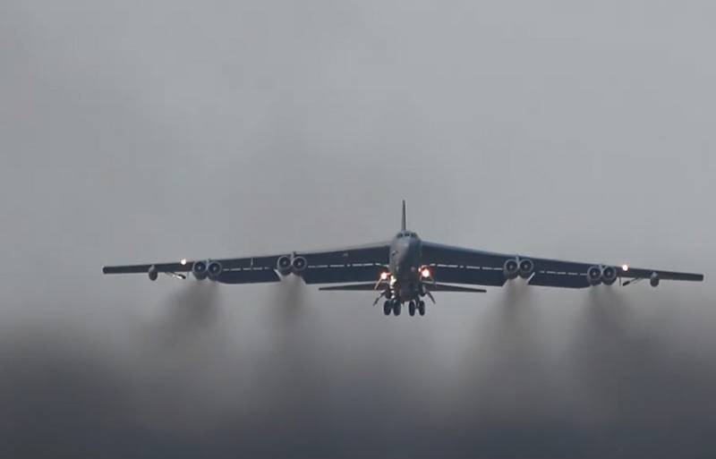 Bombarderos estratégicos B-52 de la Fuerza Aérea de EE. UU. Sobrevolaron Genichesk, al norte de Crimea