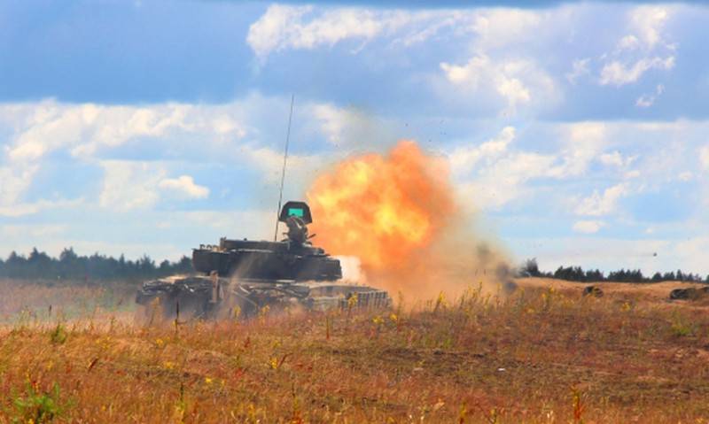 Las tripulaciones de tanques bielorrusos desarrollaron una batalla defensiva en dirección oeste.