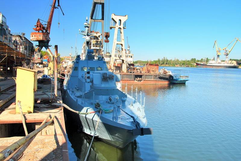 À Nikolaev, le quai des réparations du bateau des Forces navales d'Ukraine "Berdyansk"