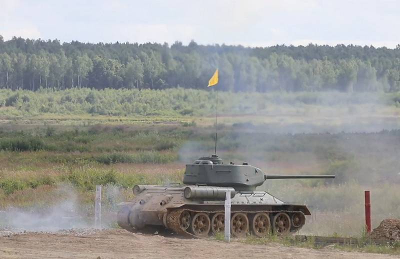 Le esercitazioni T-34 con fuoco vivo si sono svolte presso il campo di addestramento dell'Alabino