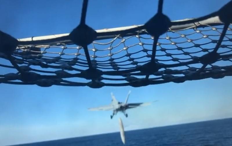 El caza estadounidense F / A-18E "perdió" su tanque de combustible durante el despegue