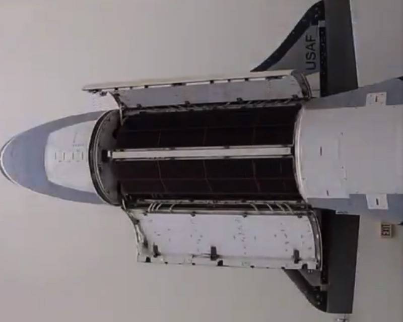 Published video of space plane X-37B with open cargo hold