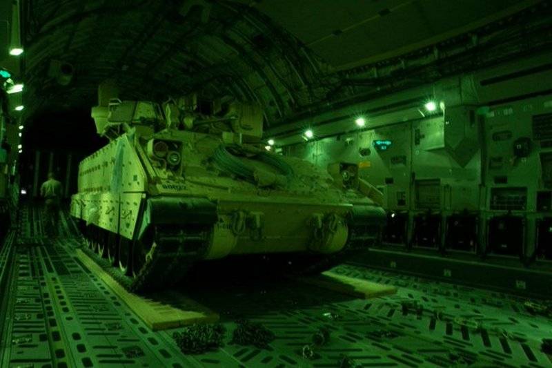 Os EUA implantaram BMP Bradley no nordeste da Síria