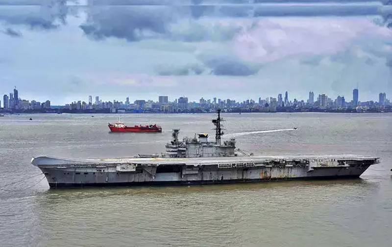 Indian aircraft carrier "Viraat" went to the "graveyard" of ships