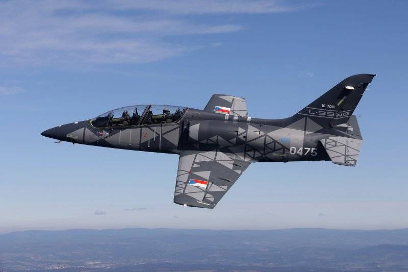 A aeronave de treinamento de combate checa L-39NG passou na certificação