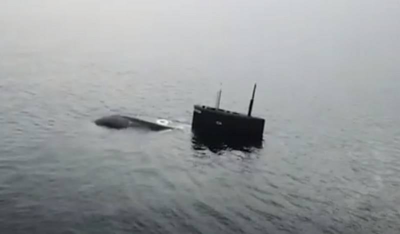 Dizel denizaltı "Kolpino", "Kalibre" tarafından batık konumdan ateşlendi