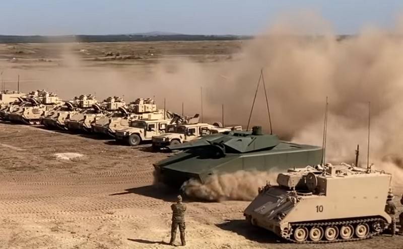 Novo BMP "Lynx" passado na frente das tropas da OTAN