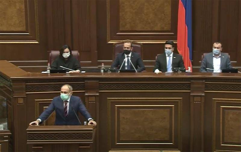 El parlamentario preguntó a Pashinyan sobre la disposición a reconocer la independencia de Nagorno-Karabaj.