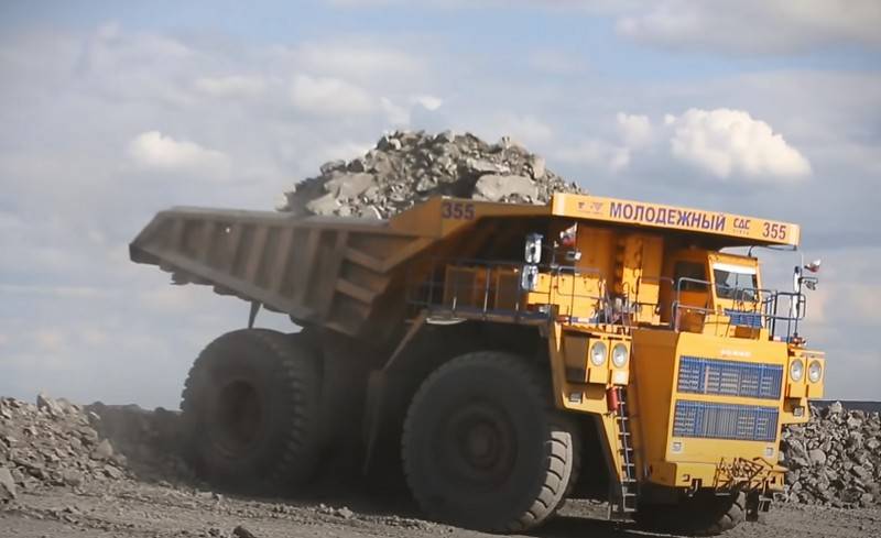 La Biélorussie propose de démarrer la production de camions bennes BelAZ en Russie