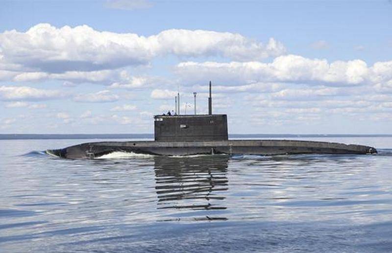 Submarino diesel-elétrico "Veliky Novgorod" concluído conserto de doca