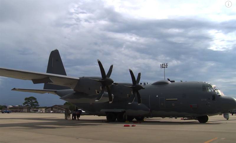 美国空军C-130大力神军用运输机紧急着陆后离开敖德萨