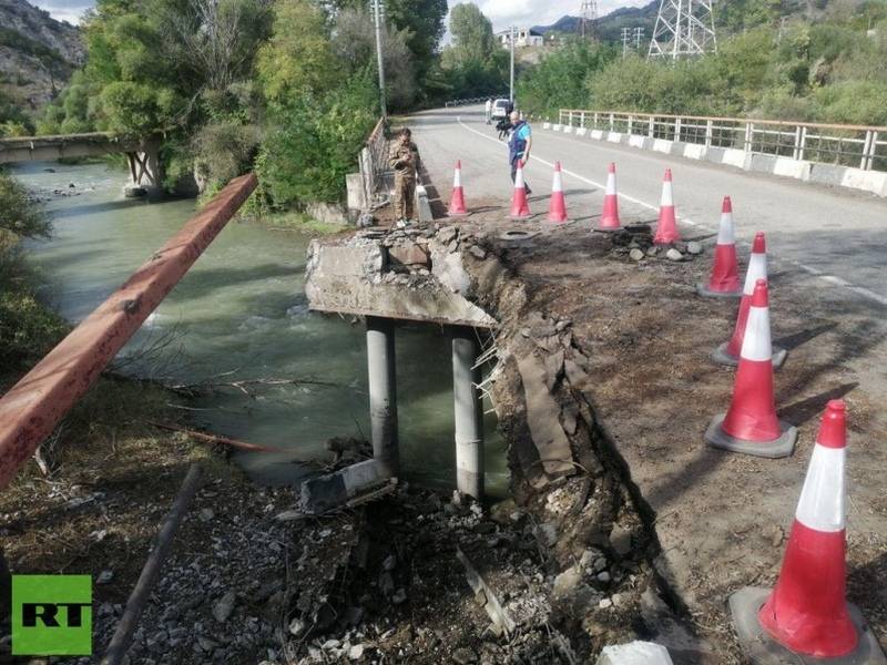 Die Brücke hat im Gegensatz zu den Dörfern überlebt: eine Chronik der Kämpfe in Karabach auf dem Video der Parteien