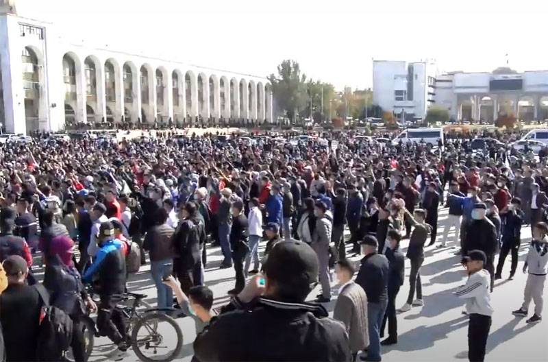 Événements au Kirghizistan: des manifestants ont pris le contrôle de plusieurs bâtiments administratifs à Bichkek