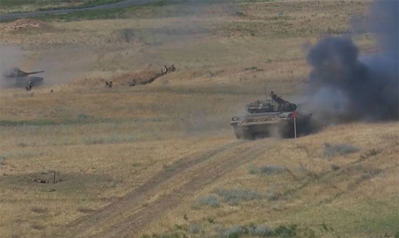 "Tankların önünde piyade": İnternette Ermeni birliklerinin tuhaf taktikleri tartışılıyor