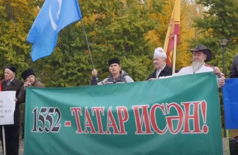 Das kasanische Gericht erlaubte es, die Erinnerung an die Tataren zu ehren, "die fielen, als sie die Stadt vor den Truppen Iwan des Schrecklichen verteidigten".