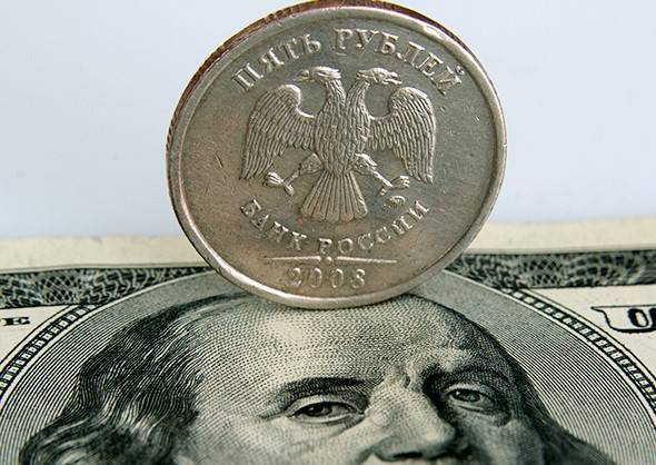 Слабый рубль: плюсы от Мантурова и минусы по жизни