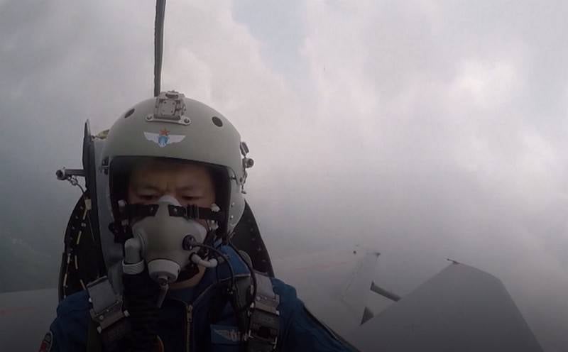 Dargestellt wird, wie ein chinesischer Pilot ein abstürzendes Flugzeug aus einem Wohngebiet stahl