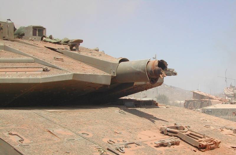 Photos of Israeli tank "Merkava" with a torn off gun barrel appeared on the web