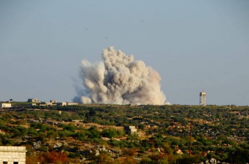 È apparso un video di uno sciopero delle forze aerospaziali russe su una base militante a Idlib