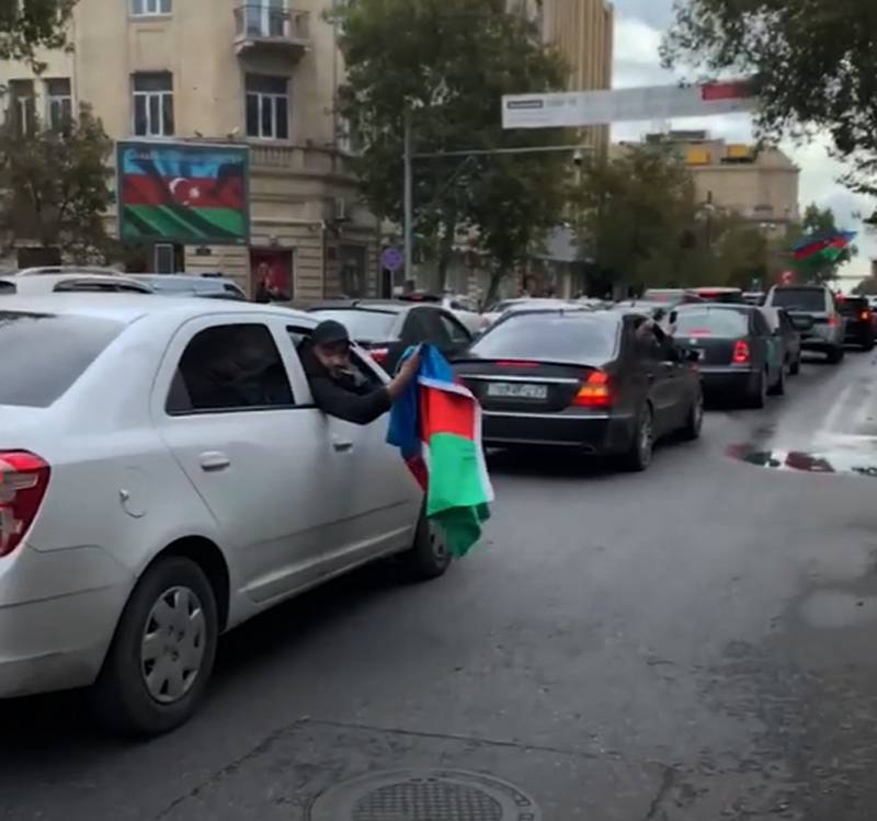 En Bakú, la gente comenzó a reunirse en las calles después de declaraciones sobre tomar el control de Shushi.